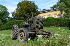 Ein Traktor auf einem Hof